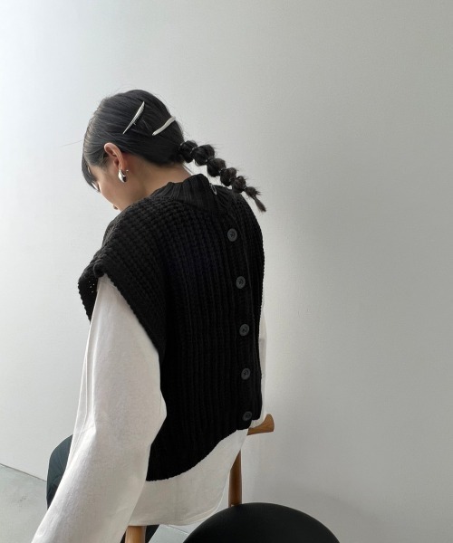 y/m by misato(イムバイミサト)の「バルキーケーブル2WAYベスト(ベスト・レディース・ブラック/アイボリー・FREE)」の18枚目の写真