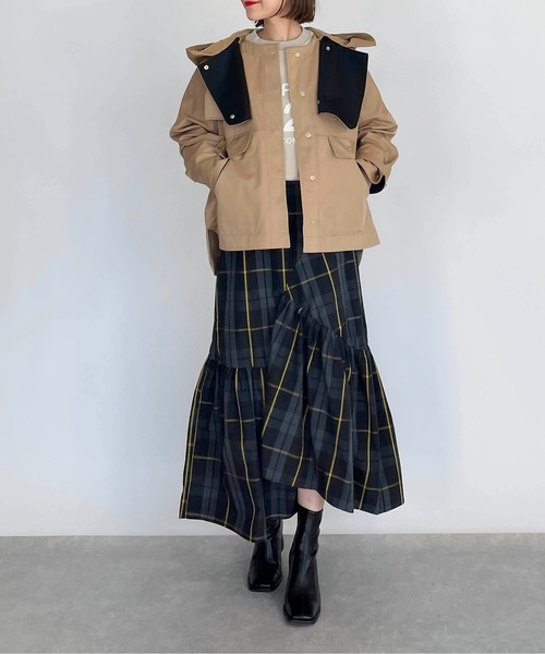 LUGIVA(ルギヴァ)の「セーラーカラーフード付きジャケット(マウンテンパーカー・レディース・ブラック/キャメル・M)」の10枚目の写真