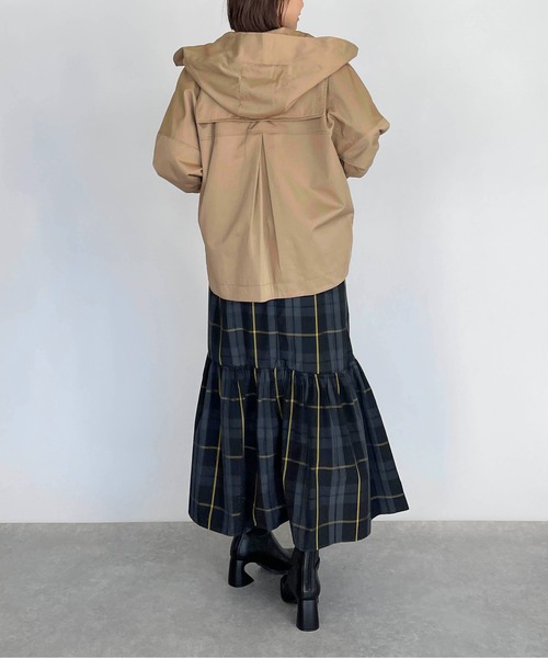 LUGIVA(ルギヴァ)の「セーラーカラーフード付きジャケット(マウンテンパーカー・レディース・ブラック/キャメル・M)」の13枚目の写真