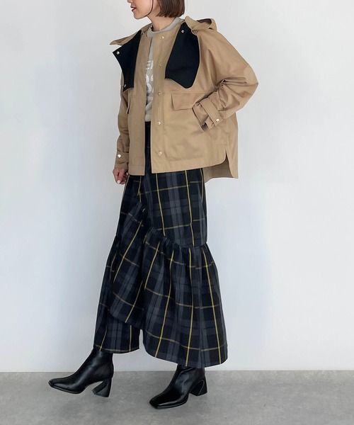 LUGIVA(ルギヴァ)の「セーラーカラーフード付きジャケット(マウンテンパーカー・レディース・ブラック/キャメル・M)」の11枚目の写真