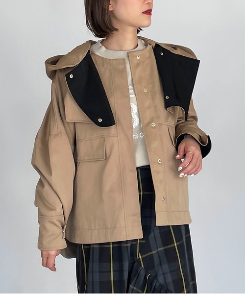 LUGIVA(ルギヴァ)の「セーラーカラーフード付きジャケット(マウンテンパーカー・レディース・ブラック/キャメル・M)」の4枚目の写真