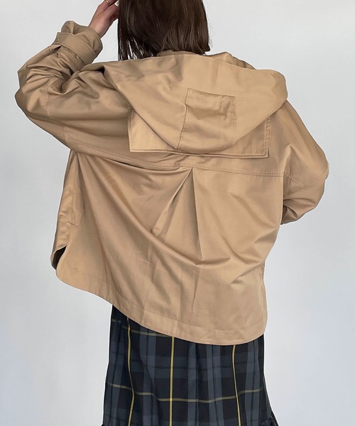 LUGIVA(ルギヴァ)の「セーラーカラーフード付きジャケット(マウンテンパーカー・レディース・ブラック/キャメル・M)」の3枚目の写真