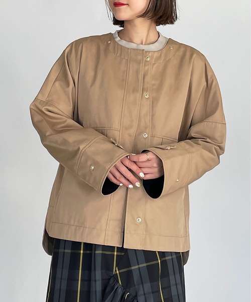 LUGIVA(ルギヴァ)の「セーラーカラーフード付きジャケット(マウンテンパーカー・レディース・ブラック/キャメル・M)」の5枚目の写真