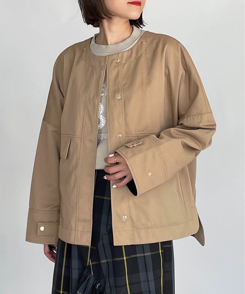 LUGIVA(ルギヴァ)の「セーラーカラーフード付きジャケット(マウンテンパーカー・レディース・ブラック/キャメル・M)」の7枚目の写真