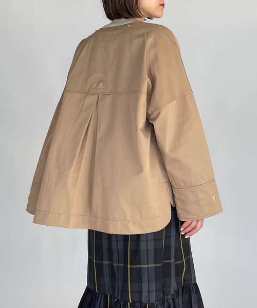 LUGIVA(ルギヴァ)の「セーラーカラーフード付きジャケット(マウンテンパーカー・レディース・ブラック/キャメル・M)」の8枚目の写真