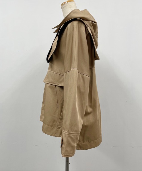 LUGIVA(ルギヴァ)の「セーラーカラーフード付きジャケット(マウンテンパーカー・レディース・ブラック/キャメル・M)」の18枚目の写真