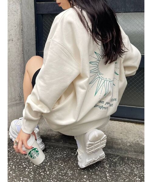 EVRIS（エヴリス）の「SUNNY GRAPHIC スウェットプルオーバー（スウェット・レディース・ホワイト/ブラック/グレー・FREE）」の2枚目の写真