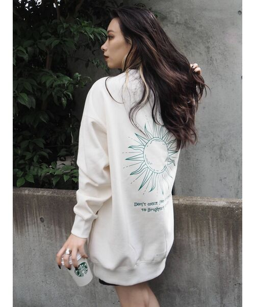 EVRIS（エヴリス）の「SUNNY GRAPHIC スウェットプルオーバー（スウェット・レディース・ホワイト/ブラック/グレー・FREE）」の4枚目の写真