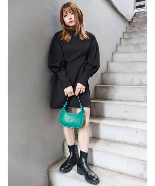 MURUA(ムルーア)の「パフスリーブタックミニワンピース(ワンピース・レディース・ブルー/アイボリー/ブラック・2/1)」の7枚目の写真