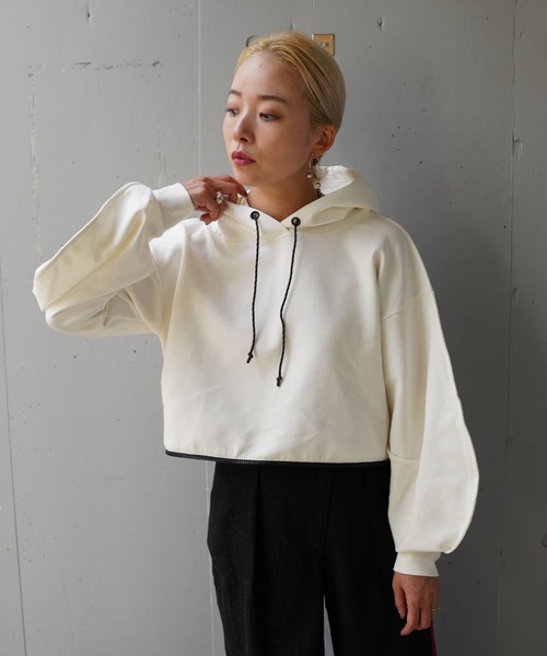 AULA AILA（アウラアイラ）の「AULA AILA（アウラ アイラ）別注ショート丈パーカー（パーカー・レディース・ライトブルー/ブラック/オフホワイト・0）」の2枚目の写真