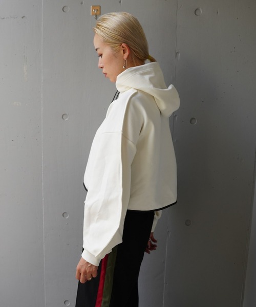 AULA AILA（アウラアイラ）の「AULA AILA（アウラ アイラ）別注ショート丈パーカー（パーカー・レディース・ライトブルー/ブラック/オフホワイト・0）」の4枚目の写真