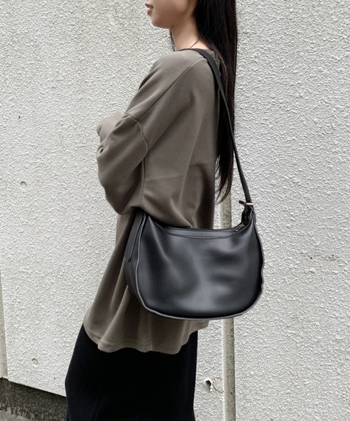 LVEU.（ラブユ.）の「【LVEU.】ラウンドワンショルダーバッグ / バッグ 鞄 BAG ショルダー メッセンジャー ラウンド 合皮 ブラック ホワイト ZOZOTOWN限定（ショルダーバッグ・レディース・ブラック/ホワイト・FREE）」の3枚目の写真