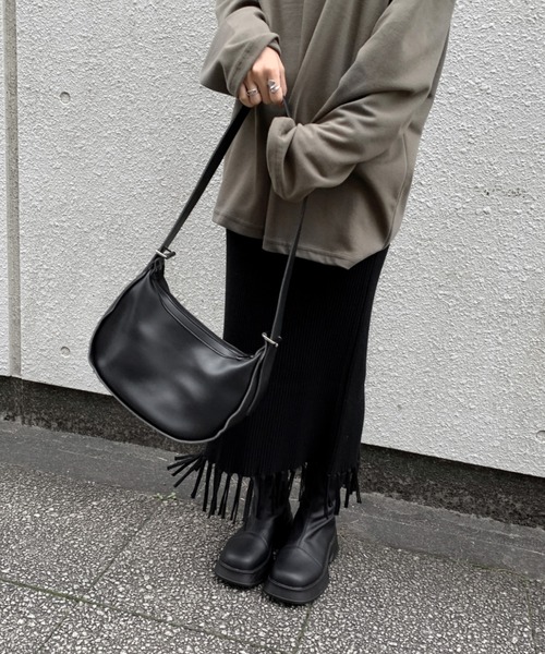 LVEU.（ラブユ.）の「【LVEU.】ラウンドワンショルダーバッグ / バッグ 鞄 BAG ショルダー メッセンジャー ラウンド 合皮 ブラック ホワイト ZOZOTOWN限定（ショルダーバッグ・レディース・ブラック/ホワイト・FREE）」の4枚目の写真