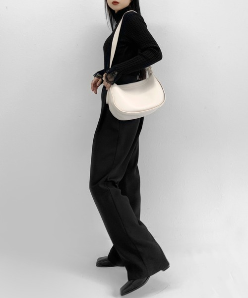 LVEU.（ラブユ.）の「【LVEU.】ラウンドワンショルダーバッグ / バッグ 鞄 BAG ショルダー メッセンジャー ラウンド 合皮 ブラック ホワイト ZOZOTOWN限定（ショルダーバッグ・レディース・ブラック/ホワイト・FREE）」の17枚目の写真