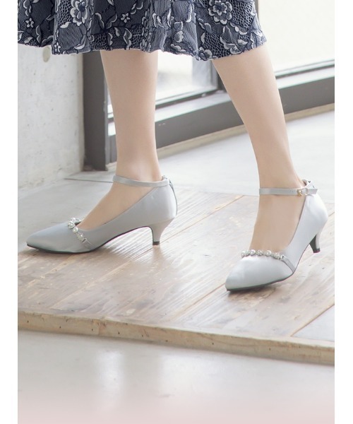 Retica（レティカ）の「[CLOSED] パールビジュー付きサテンローヒールパンプス（パンプス・レディース・ブラック/ベージュ/シルバー・22.5cm/25.0cm/25.5cm/23.5cm/24.0cm/24.5cm/23.0cm）」の3枚目の写真