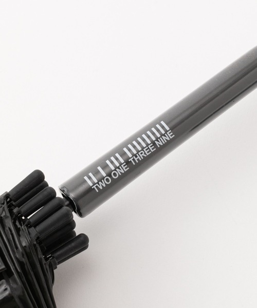 COLONY 2139（コロニートゥーワンスリーナイン）の「ロゴ入り60cm16本骨ビニール傘（長傘・レディース・ブラック・FREE）」の4枚目の写真