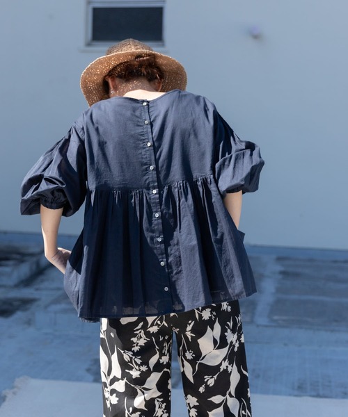 URBAN RESEARCH DOORS(アーバンリサーチドアーズ)の「コットンボイル2WAYギャザーブラウス(シャツ/ブラウス・レディース・ライトベージュ/イエロー/ネイビー・MEDIUM)」の11枚目の写真