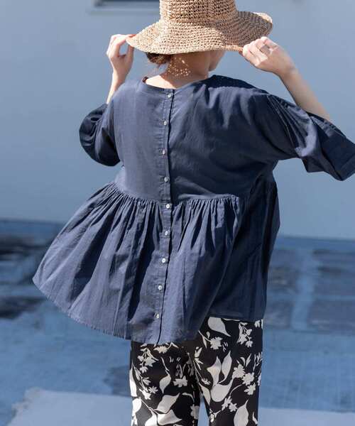 URBAN RESEARCH DOORS(アーバンリサーチドアーズ)の「コットンボイル2WAYギャザーブラウス(シャツ/ブラウス・レディース・ライトベージュ/イエロー/ネイビー・MEDIUM)」の14枚目の写真