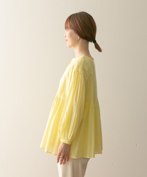 URBAN RESEARCH DOORS(アーバンリサーチドアーズ)の「コットンボイル2WAYギャザーブラウス(シャツ/ブラウス・レディース・ライトベージュ/イエロー/ネイビー・MEDIUM)」の22枚目の写真