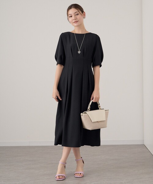 ANAYI(アナイ)の「ポリエステルダブルサテンタック ワンピース(ワンピース・レディース・ブラック/ネイビー/グリーン・36/38)」の4枚目の写真