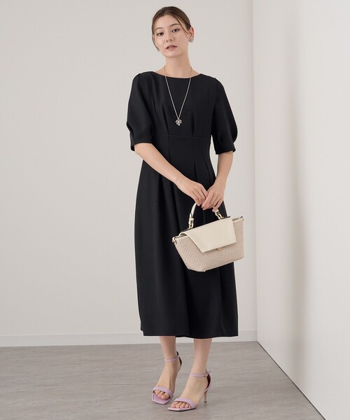 ANAYI(アナイ)の「ポリエステルダブルサテンタック ワンピース(ワンピース・レディース・ブラック/ネイビー/グリーン・36/38)」の17枚目の写真