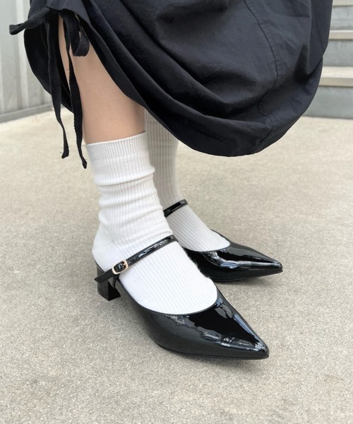 R&E(アールアンドイー)の「【REZOY】ワンベルトポインテッドトゥLOWヒールパンプス(パンプス・レディース・ライトグレー/ブラック/シルバー/アイボリー・LL/S/M/L)」の2枚目の写真