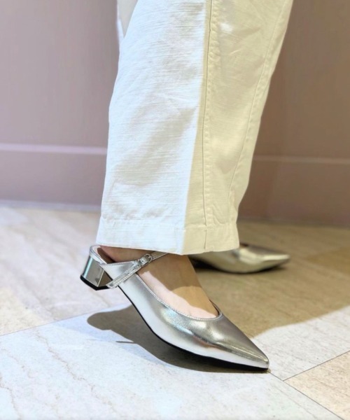 R&E(アールアンドイー)の「【REZOY】ワンベルトポインテッドトゥLOWヒールパンプス(パンプス・レディース・ライトグレー/ブラック/シルバー/アイボリー・LL/S/M/L)」の15枚目の写真