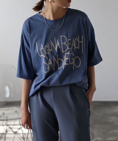 Bonjour Sagan(ボンジュールサガン)の「オーバーサイズピグメントロゴTシャツ(Tシャツ/カットソー・レディース・グレイッシュベージュ/ネイビー系・FREE)」の2枚目の写真