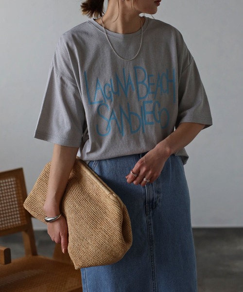 Bonjour Sagan(ボンジュールサガン)の「オーバーサイズピグメントロゴTシャツ(Tシャツ/カットソー・レディース・グレイッシュベージュ/ネイビー系・FREE)」の1枚目の写真