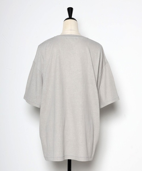 Bonjour Sagan(ボンジュールサガン)の「オーバーサイズピグメントロゴTシャツ(Tシャツ/カットソー・レディース・グレイッシュベージュ/ネイビー系・FREE)」の5枚目の写真