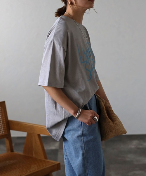 Bonjour Sagan(ボンジュールサガン)の「オーバーサイズピグメントロゴTシャツ(Tシャツ/カットソー・レディース・グレイッシュベージュ/ネイビー系・FREE)」の3枚目の写真