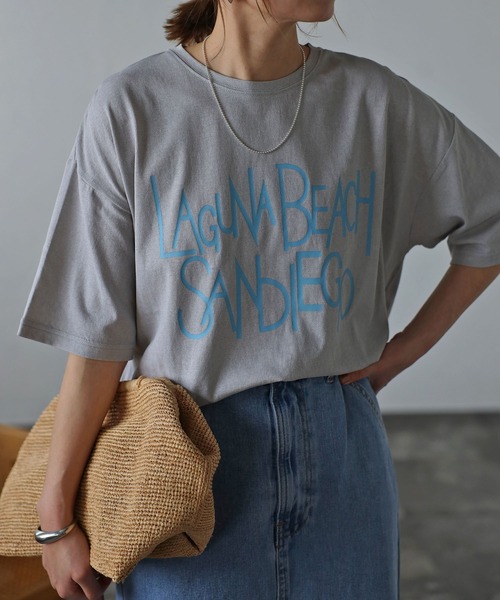 Bonjour Sagan(ボンジュールサガン)の「オーバーサイズピグメントロゴTシャツ(Tシャツ/カットソー・レディース・グレイッシュベージュ/ネイビー系・FREE)」の6枚目の写真