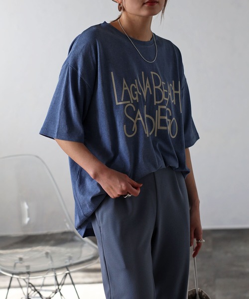 Bonjour Sagan(ボンジュールサガン)の「オーバーサイズピグメントロゴTシャツ(Tシャツ/カットソー・レディース・グレイッシュベージュ/ネイビー系・FREE)」の11枚目の写真