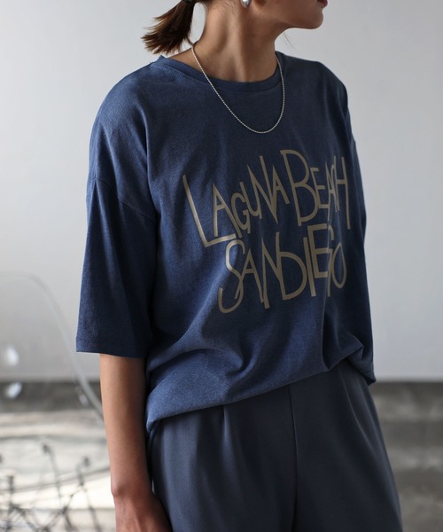 Bonjour Sagan(ボンジュールサガン)の「オーバーサイズピグメントロゴTシャツ(Tシャツ/カットソー・レディース・グレイッシュベージュ/ネイビー系・FREE)」の16枚目の写真