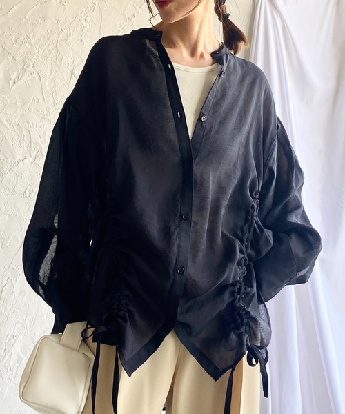 She's Closet(シーズクローゼット)の「バンドカラー長袖ドロストシャーリングシアーシャツブラウス(シャツ/ブラウス・レディース・ホワイト/ブラック/ライトベージュ・FREE)」の2枚目の写真