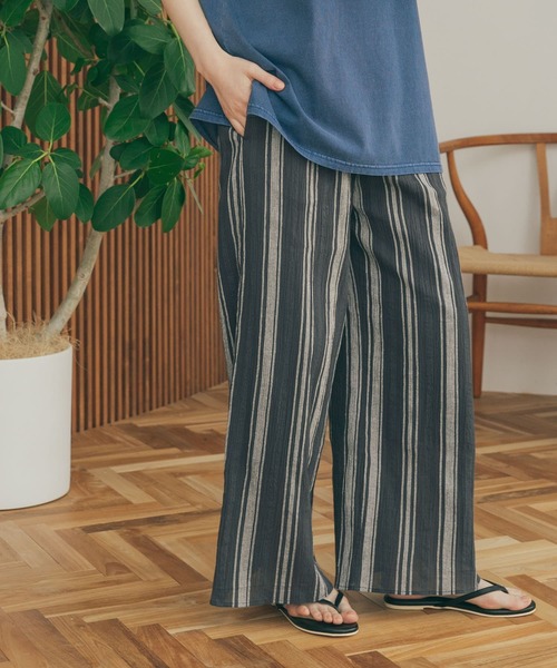 FORK&SPOON(フォークアンドスプーン)の「FORK&SPOON コットンドビーストライプパンツ(その他パンツ・レディース・チャコールグレー/ホワイト・2/1)」の2枚目の写真