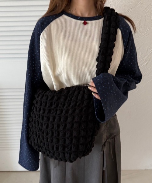 kutir(クティール)の「kutirlune/ぽこぽこドローコードショルダーバッグ(ショルダーバッグ・レディース・ブラック/ライトブルー/ホワイト/イエロー・FREE)」の4枚目の写真