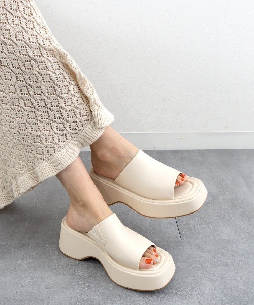 Fabby fabby(ファビィーファビィー)の「ワンベルトワイド厚底サンダル(サンダル・レディース・ブラック/ライトベージュ/オフホワイト・LARGE/MEDIUM/SMALL)」の8枚目の写真