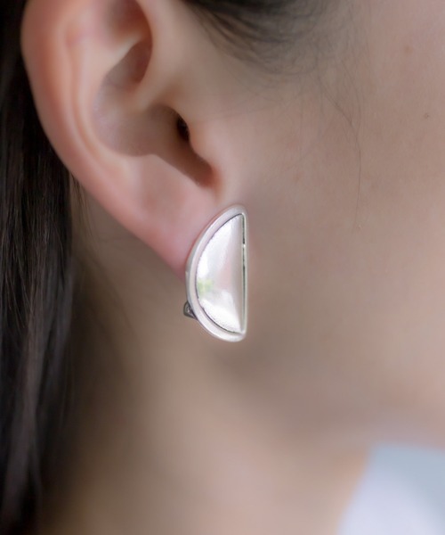 ear PAPILLONNER(イアパピヨネ)の「【UBU PARIS(ウブ)】ハーフムーンイヤリング(イヤリング・レディース・シルバー・FREE)」の2枚目の写真