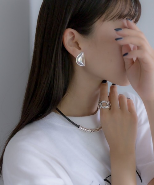 ear PAPILLONNER(イアパピヨネ)の「【UBU PARIS(ウブ)】ハーフムーンイヤリング(イヤリング・レディース・シルバー・FREE)」の7枚目の写真