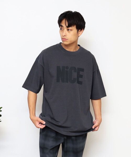 B:MING by BEAMS（ビーミングバイビームス）の「B:MING by BEAMS / NICE ロゴプリント Tシャツ（Tシャツ/カットソー・メンズ・チャコールグレー/ホワイト系その他5/サックスブルー・SMALL/MEDIUM/LARGE/X-LARGE）」の11枚目の写真