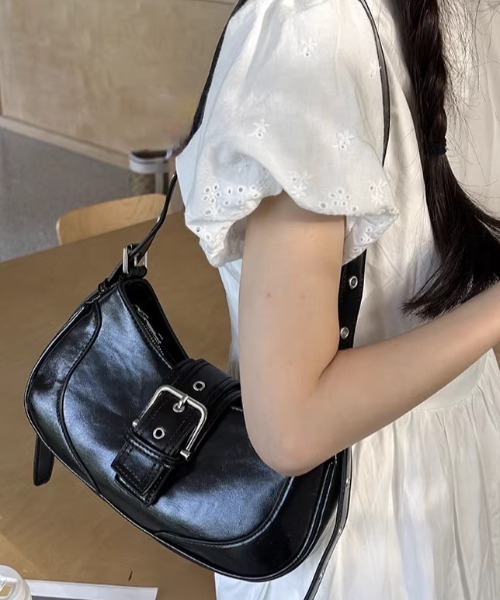 Vipoa(ヴィポア)の「ハーフムーンバックルベルトバッグ(ショルダーバッグ・レディース・シルバー/ブラック・FREE)」の2枚目の写真