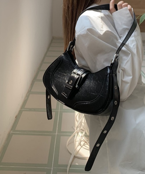 Vipoa(ヴィポア)の「ハーフムーンバックルベルトバッグ(ショルダーバッグ・レディース・シルバー/ブラック・FREE)」の4枚目の写真