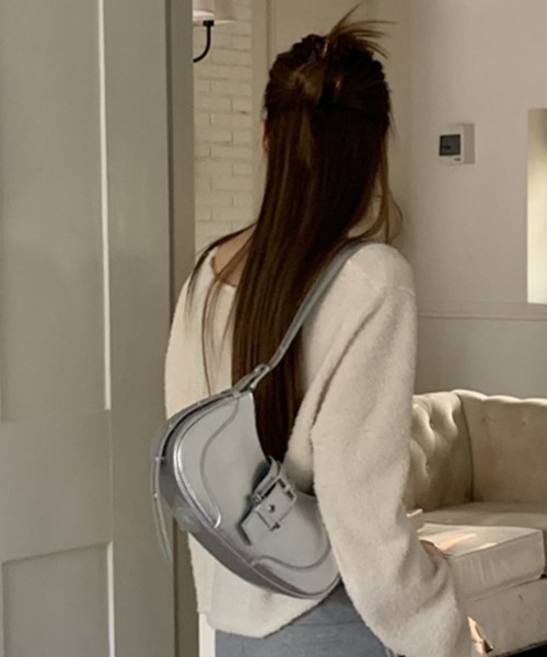 Vipoa(ヴィポア)の「ハーフムーンバックルベルトバッグ(ショルダーバッグ・レディース・シルバー/ブラック・FREE)」の9枚目の写真