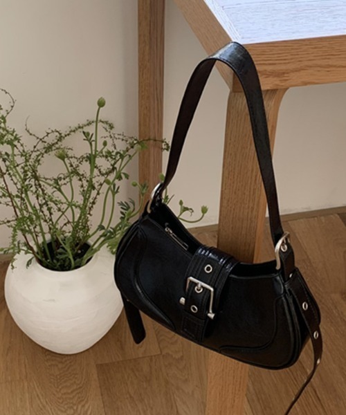 Vipoa(ヴィポア)の「ハーフムーンバックルベルトバッグ(ショルダーバッグ・レディース・シルバー/ブラック・FREE)」の5枚目の写真