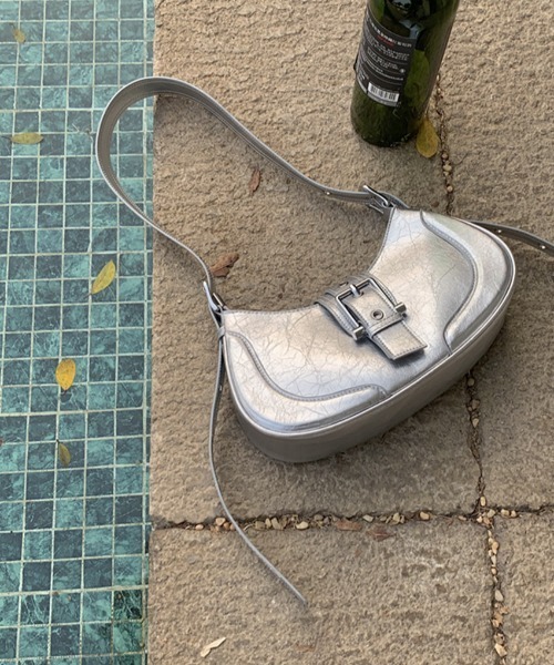 Vipoa(ヴィポア)の「ハーフムーンバックルベルトバッグ(ショルダーバッグ・レディース・シルバー/ブラック・FREE)」の11枚目の写真