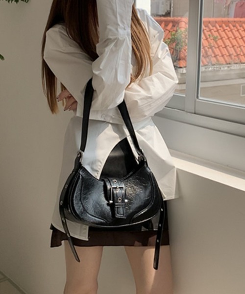 Vipoa(ヴィポア)の「ハーフムーンバックルベルトバッグ(ショルダーバッグ・レディース・シルバー/ブラック・FREE)」の7枚目の写真