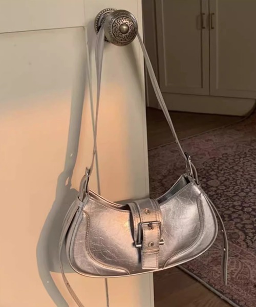 Vipoa(ヴィポア)の「ハーフムーンバックルベルトバッグ(ショルダーバッグ・レディース・シルバー/ブラック・FREE)」の17枚目の写真