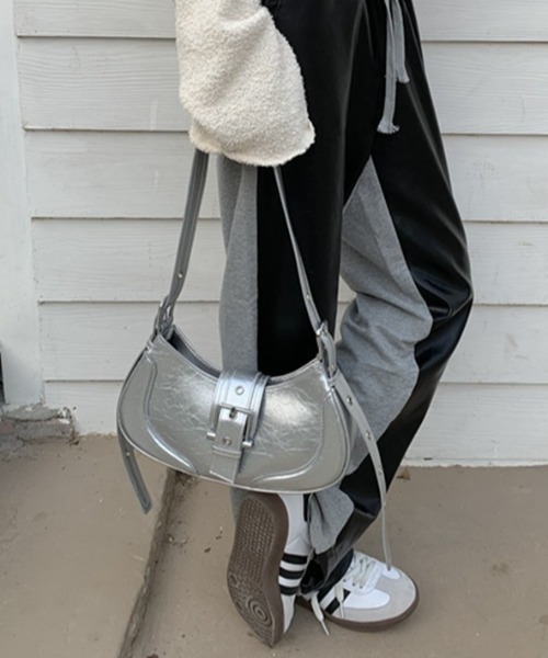 Vipoa(ヴィポア)の「ハーフムーンバックルベルトバッグ(ショルダーバッグ・レディース・シルバー/ブラック・FREE)」の16枚目の写真