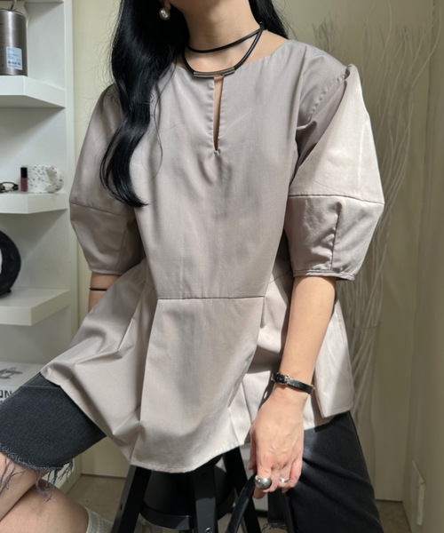 ULEULA(ウルア)の「前後2WAYランタンスリーブブラウス/深Vネックボリュームスリーブブラウス(シャツ/ブラウス・レディース・アイボリー/ブラック/グレイッシュベージュ/チャコールグレー・FREE)」の4枚目の写真